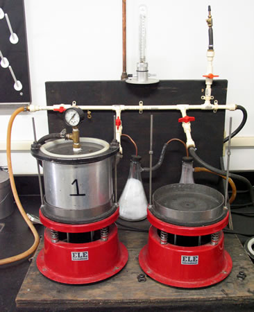 Vacuum assembly loaded with a metal bowl (left)