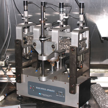 Flexural fatigue device loaded with a HMA beam.